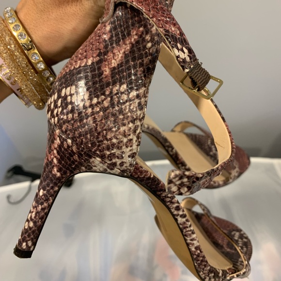 Vince Camuto Snake print leather strapped sandals - Picture 4 of 8